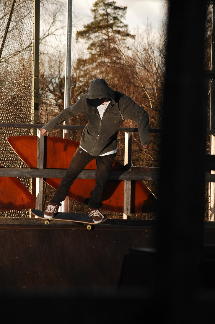 skejta i februari=crazy=feeble. Foto: David Husberg. Åkare: Martin Ringö.