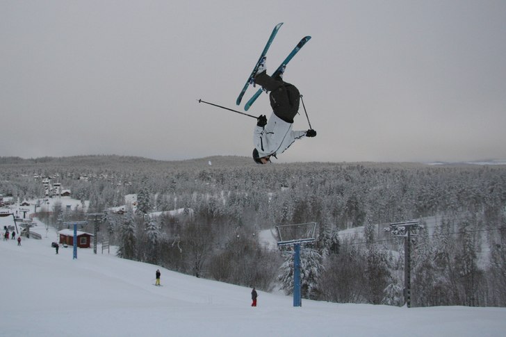 körde en fet backflip från ett hopp vid pistkant. Foto: Sven Bogg. Åkare: Niklas Bogg.