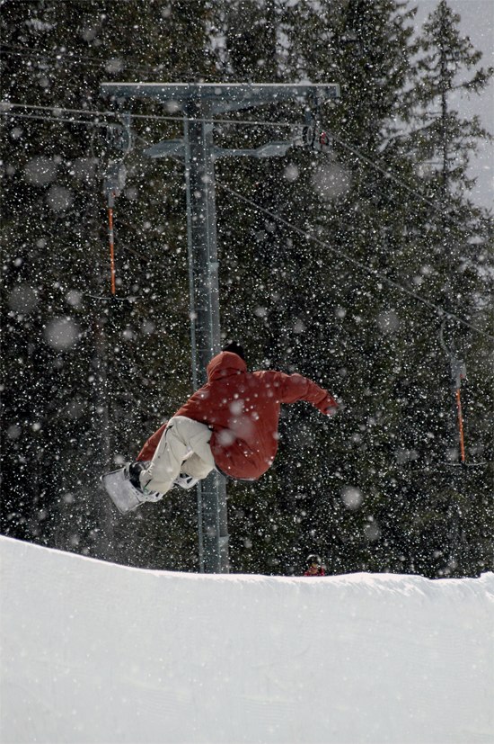 Snö, snowboard och sol. Foto: Alex Råberg. Åkare: Nån annan.