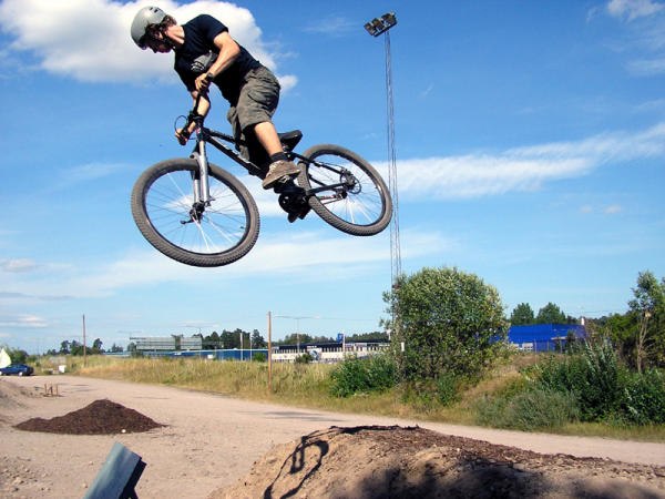Åkte nerför en backe och helt plötsligt flög j. Foto: Anton Maddock. Åkare: Frans Nordén.