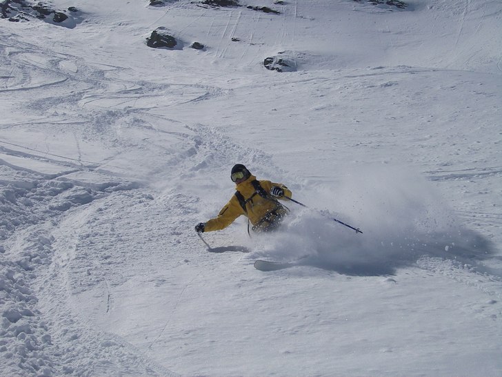 Puder i Zermatt. Foto: Adam Jonsson. Åkare: Robin Ljungqwist.