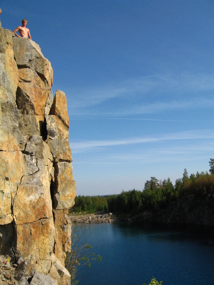 ca 22.5 meter underbar väg ner till vattnet.. Foto: Johan Edin. Åkare: Martin Persson.