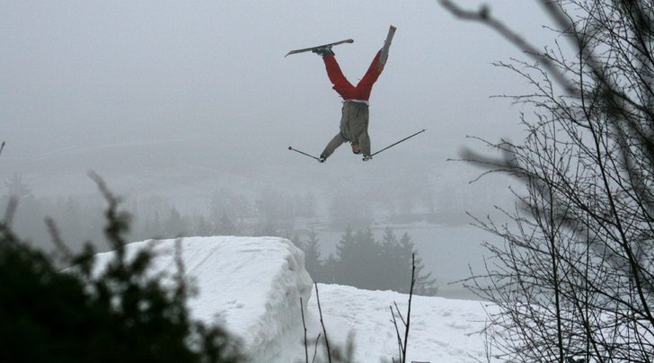 sketchy b-flip på våran lilla fog session.. Foto: Niklas Wallin. Åkare: Viktor Lindqvist.