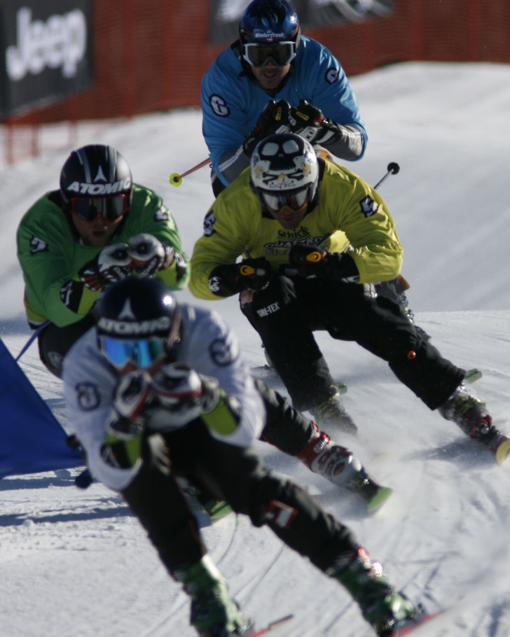 Foto: Eric Lars Bakke /Shazamm/ESPN Images. Åkare: Casey Puckett ligger före Jake Fiala och Enak Gavaggio.