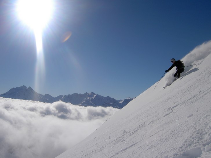 Ola tar branten fint, men fotografen tar det det t. Foto: Extremfotografen(jag). Åkare: Ola Sjöborg.