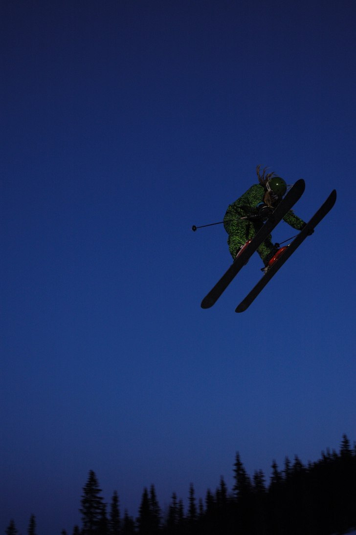 Kvällsjibbing i Trôtparken på Funäsdalsberget. Foto: Ebba kling-Odencrants. Åkare: David Kling-Odencrants.