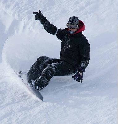 Härlig puder! . Foto: Richard Lundh. Åkare: Fredrik Henriksson.