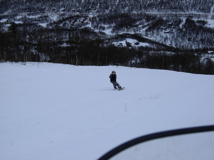 Nu har jag änligen fått åka mitt första åk f�. Foto: Pappa. Åkare: Ronja Sandström.