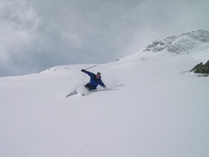 Mitt i en sväng i skøn nysnø.. Foto: Morten Strømgren. Åkare: Michael Antonsen.