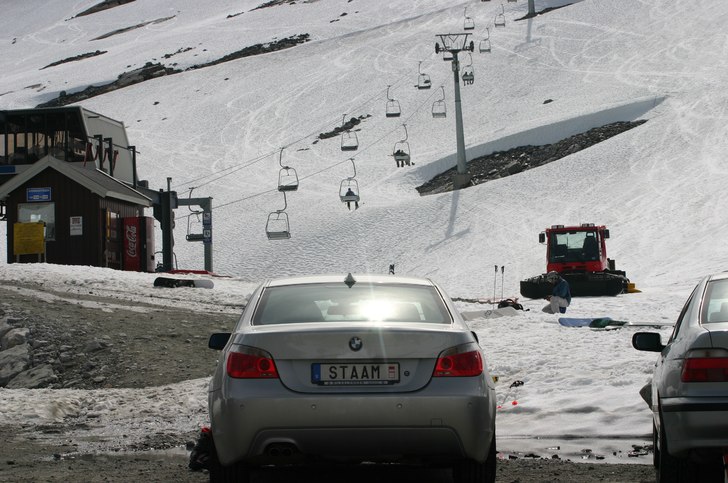 våran bil:P på parkeringen. Foto: Amadeus Staam.