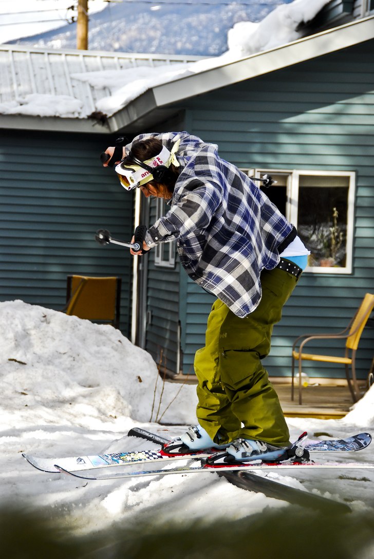 Sofia tränar rail i trädgården.. Foto: Emil Rydell. Åkare: Sofia Rudell.