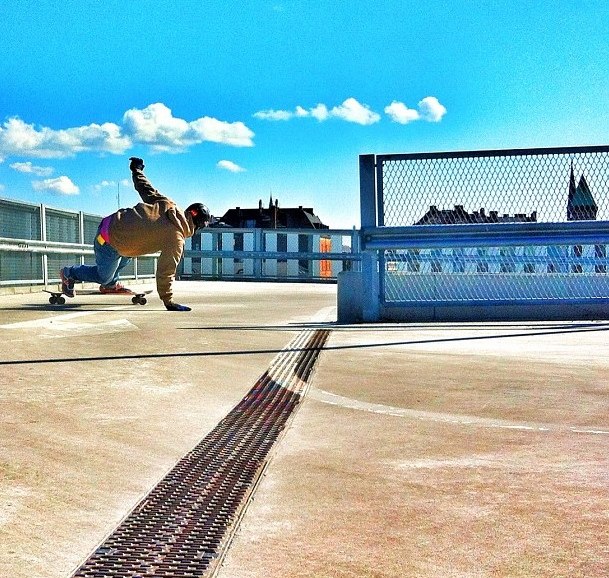 Åka i p-hus. Åkare: Pontus Lindholm.