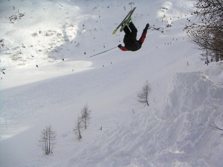 En skön frontflip i Les Grands Montets. Foto: Magnus Baer. Åkare: Johan Berglund.