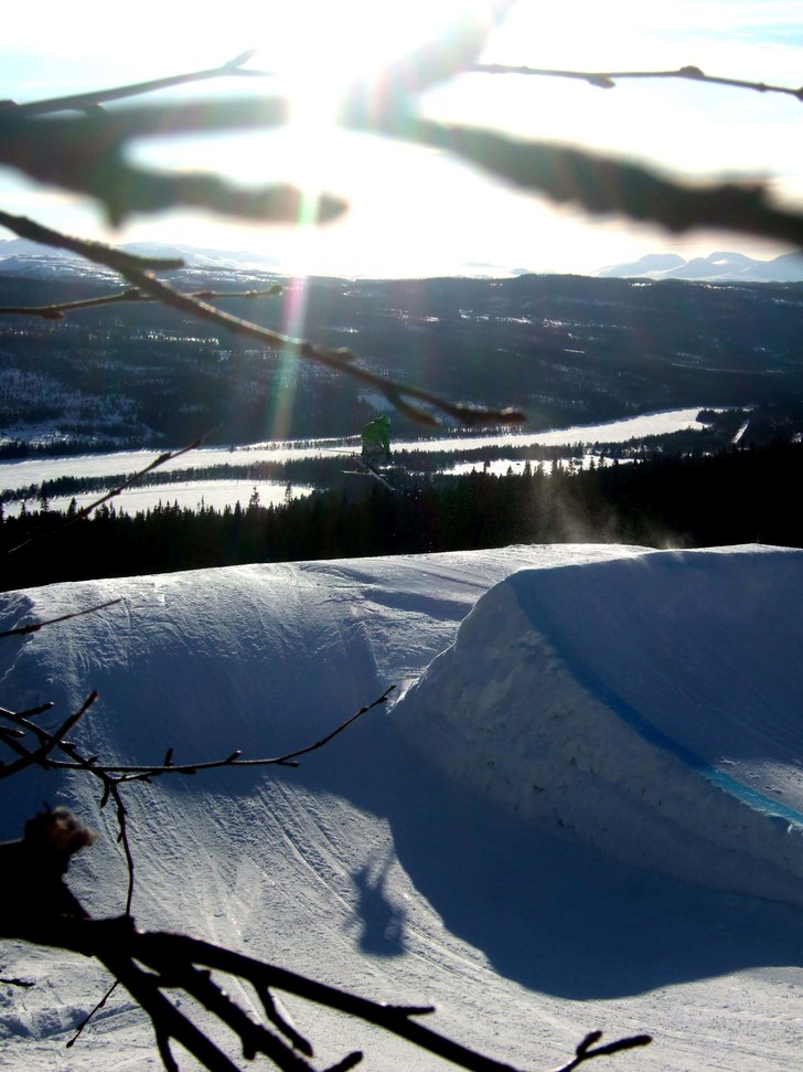 Första svarta hoppet i Bräcke en mycket fin dag . Foto: Lee Myhr. Åkare: Filip Sörlin.