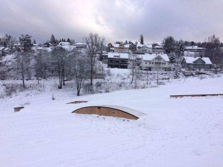Snøen har kommet tilbake :)
Gleden er stor hos os.