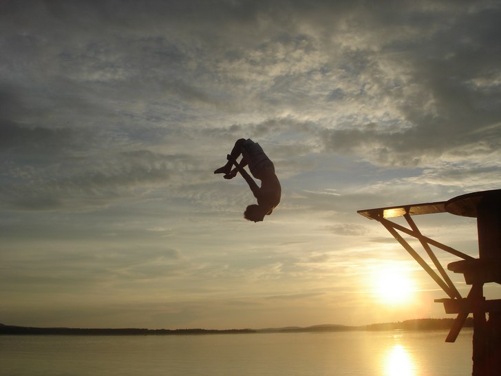 Vi hoppade från våran svartbygge på näset och . Foto: David Ek. Åkare: Erik Björnfot.