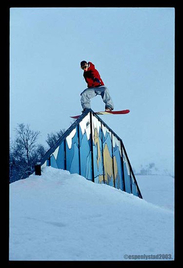 Boardslide på Battleship-railen i Hemsedal.. Foto: Espen Lystad. Åkare: Inge Wiig.