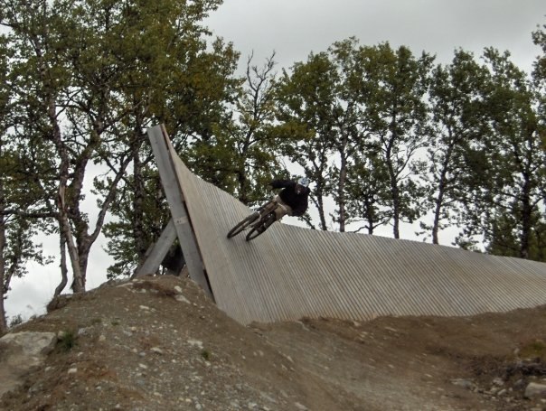 Wallride i Hemsedals freeride bana. Foto: Johan Olsson. Åkare: Oskar Pedersen.