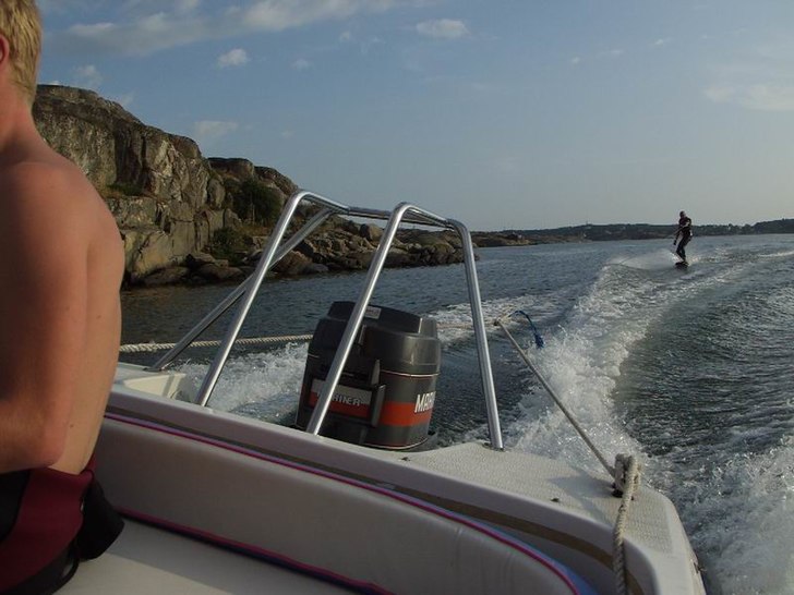 Solen går ner och jag har visst bränt mig på ax. Foto: Kristofer. Åkare: Svante.