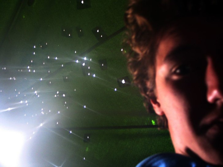 Hål i taket på tältet? Ja.. Foto: Christofer Alvenby.