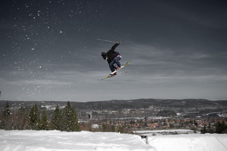 Adam kör hårt med telemark.. Foto: Felix Näs. Åkare: Adam Dock.