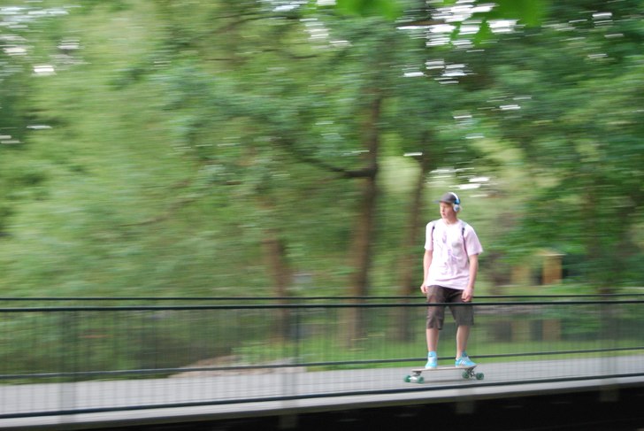 en kväll med longboard i linköping jävligt chil. Foto: gustaf ljungkvist. Åkare: emil jonsson.