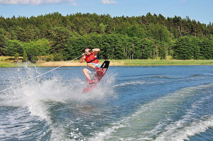 Denna åkare är ganska ny på wakeboard och såle. Foto: Daniel Skilberg.