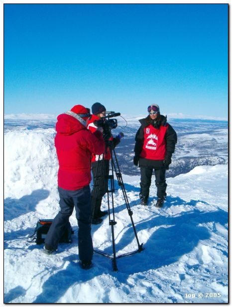 Filmning för Sportspegeln på Borkafjälls topp. Foto: jop.