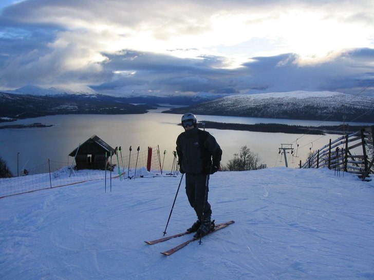 Toppen av skidbacken, underbart väder första ski. Foto: Gustav Nilsson. Åkare: Joakim Sundberg.