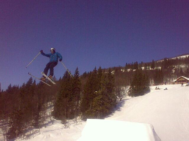 Ett hopp i Åres svarta linje. Inte särskilt snyg. Foto: Stefan W. Åkare: Tomas Wikman.
