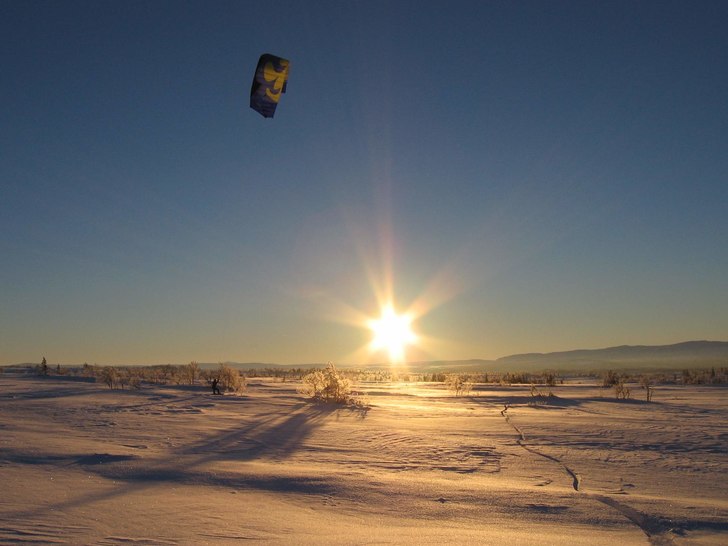 Tobas driver lugnt fram med sin peter lynn venom 1. Foto: ville Berg-Malmborg. Åkare: Thorbjörn "Tobas" Johansson.