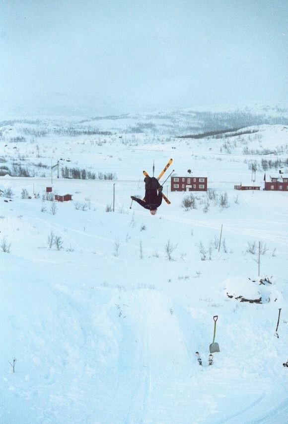 Backflipp ner mot vassijaure. Foto: Jan Svoboda. Åkare: Jonas Andersson.