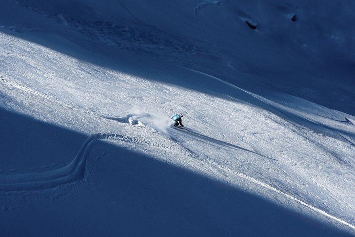 Frida Segernäs hittar orörd snö på väg nedfö. Foto: Axel Adolfsson. Åkare: Frida Segernäs.