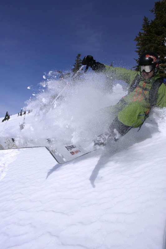 I väntan på ny snö så fejkar vi goda förhåll. Foto: Kim Molander. Åkare: Petrus Avebring.
