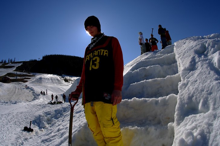 Basse poserar i förgrunden till vårt stora hopp . Foto: Johan Ståhlberg. Åkare: 2H gänget med Basse i förgrunden.