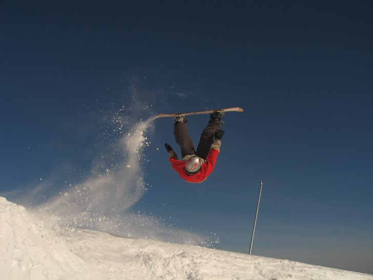 jag fotar micke när han gör frontflip. Foto: Niklas Bogg (jag). Åkare: Micke.