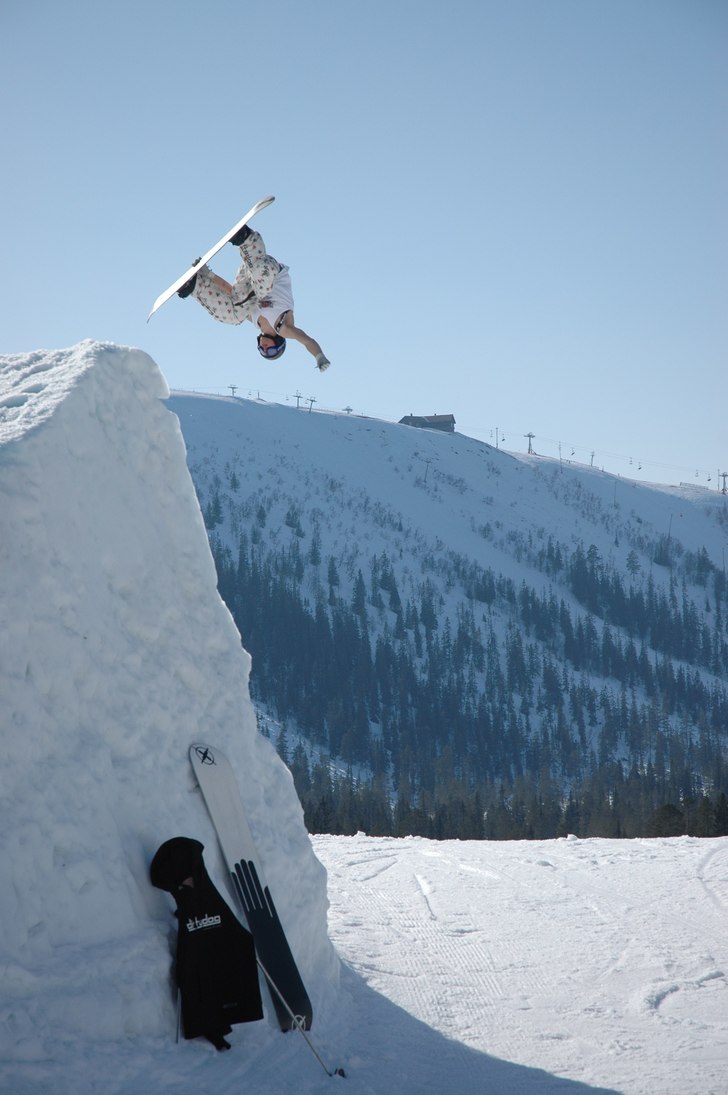 Flip i Oxborn-hoppet på årets bästa dag. Foto: Daniel Rönnbäck. Åkare: Jocke Hammar.
