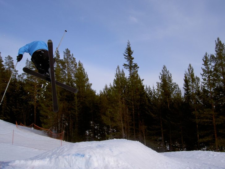 Men håller man en skidstav sådär?. Foto: Johan Wadsten. Åkare: Jonas Apelgren.