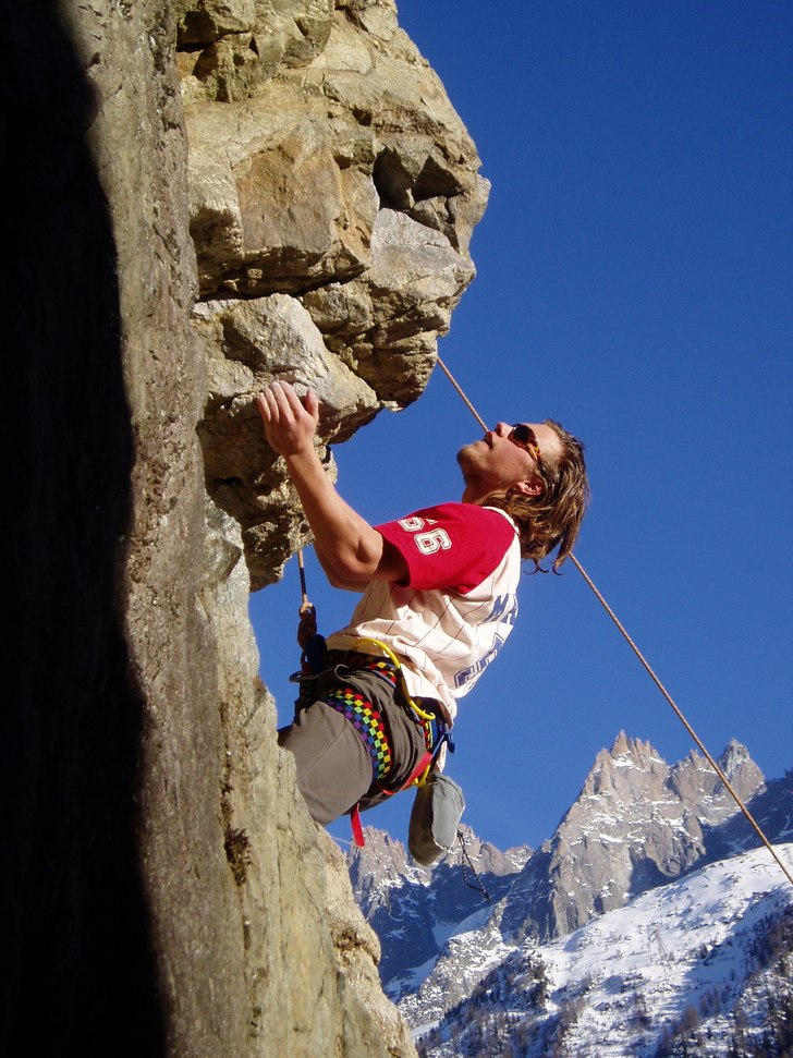 Mysig vårklättring i Chamonix.. Foto: Adrian Helly-Hansen. Åkare: Viktor Roos.
