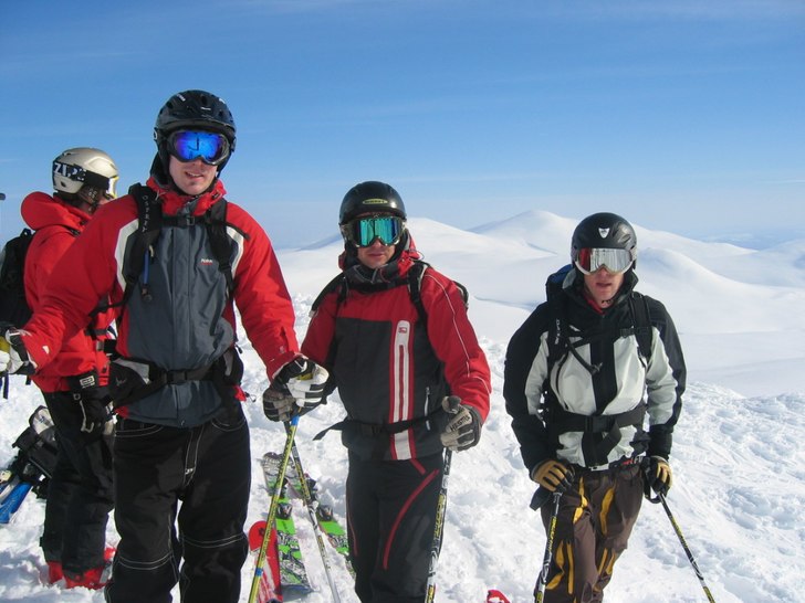 Heliski i Borga. Foto: Pär Ljung. Åkare: Daniel, Micke, Micke.