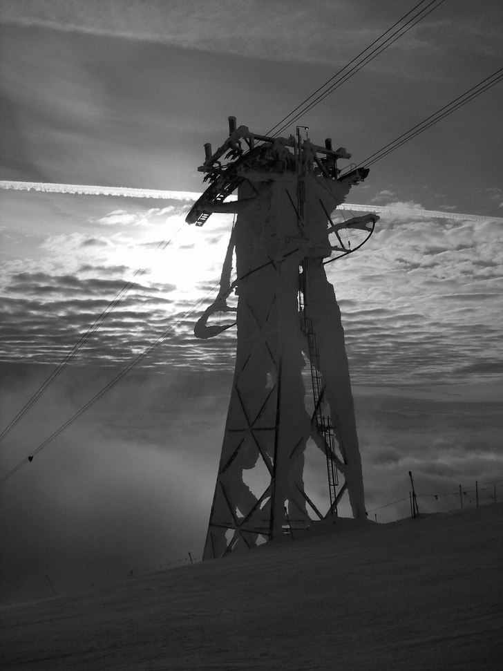 Fin dag. Blev mer dramatisk i sv/vitt. Foto: Petteri Koste. Åkare: Mr liftstolpe.