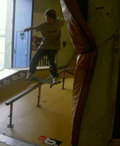 boardslide. Foto: matte isaksson. Åkare: tobias sundqvist.