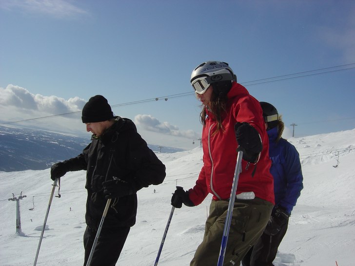 En fin skoldag på toppen. Foto: Danne Gustafsson. Åkare: Kickan, Lump och Julia.