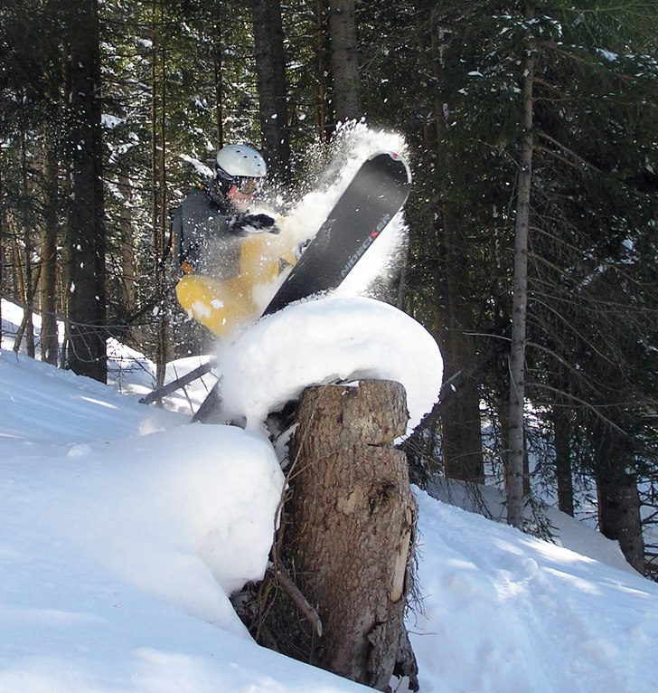 kul i skogen, när snön pa toppen var botten.. Foto: Bernhard Graber. Åkare: Samuel Graber.