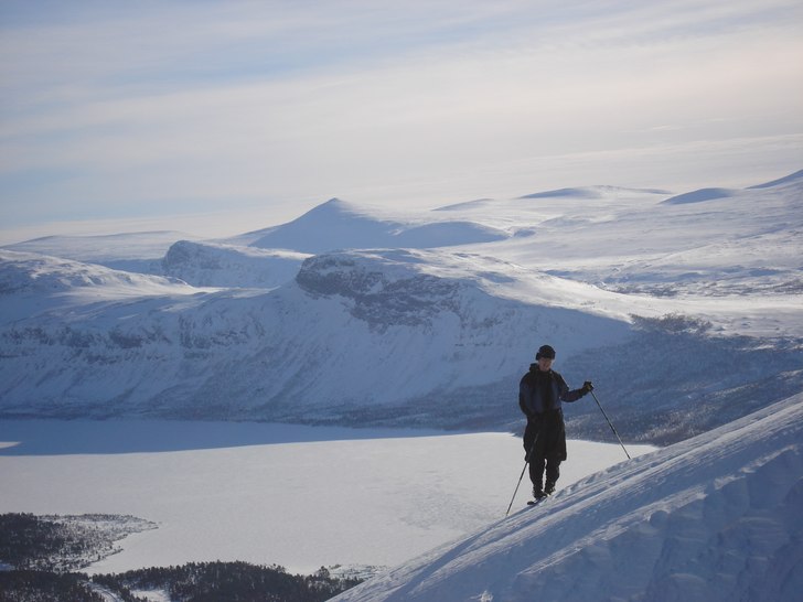 Sundström i gammal god stil på vackra nieras. Foto: Thomas Hägg. Åkare: Björn Sundström.