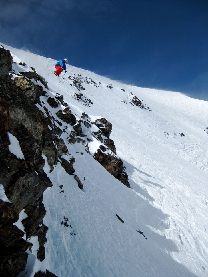 Pyramiden i mitten av Lake Chutes. Foto: Sverker Högbom. Åkare: Christoffer Schack.