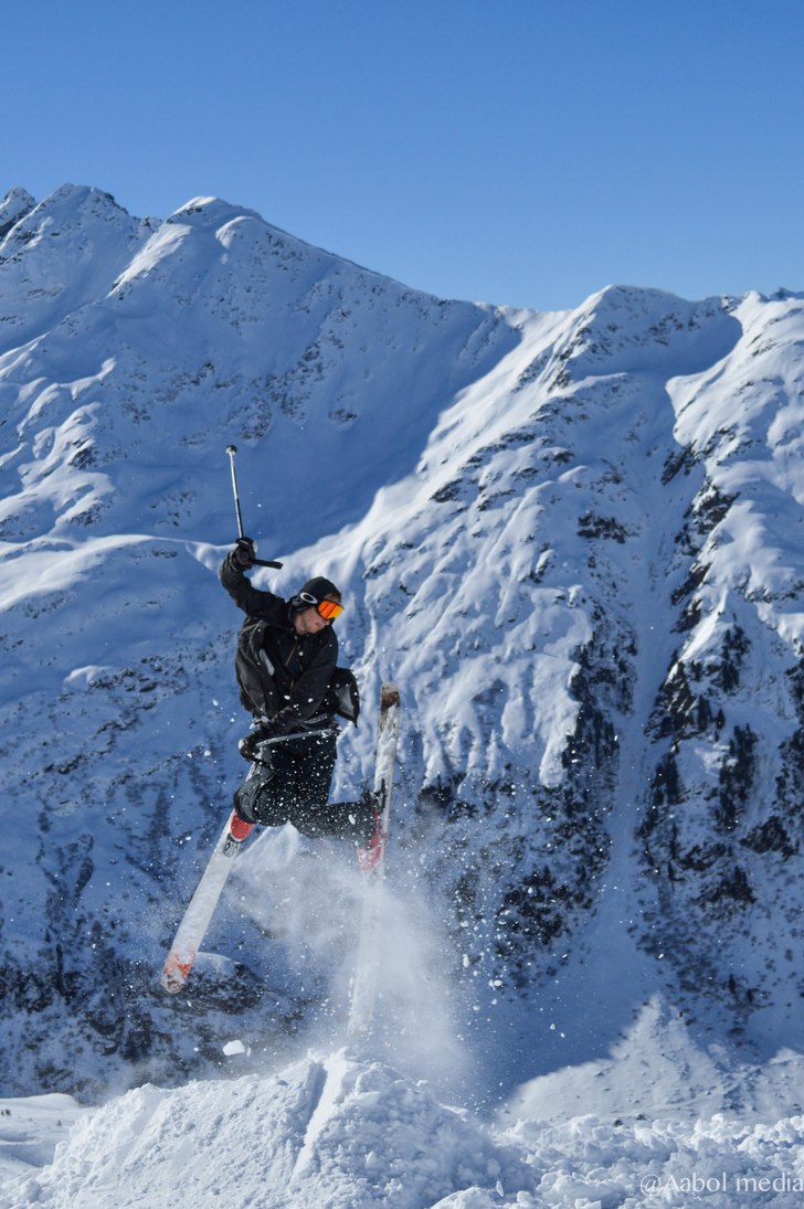 Axel gör en 360 på vår byggda kick. Foto: Christoffer Aabol. Åkare: Axel Fredlund.