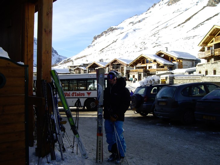 vänter på bussen i val d isere. Foto: Tim Ekfeldt. Åkare: Erik Rasmusson.