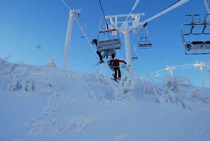 Vi droppar liften på ostsidan. Foto: Måns Gullgren. Åkare: Magnus Lindholm, Sebastian Lundin.