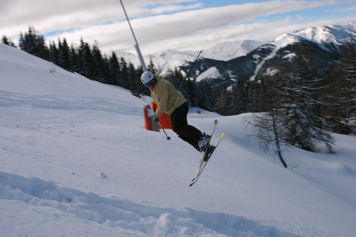 Tre danskar hoppade i snön utan skidor! Då sa Ma. Foto: Tomas D. Åkare: Marcus Jansson.